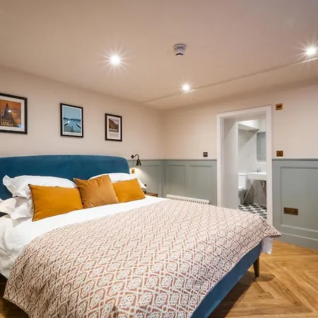 Konukevi The White House 5*