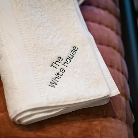 ゲストハウス The White House